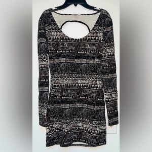 Volcom Size L Casual Dress Black & White pattern 27.5” chest & 32” length